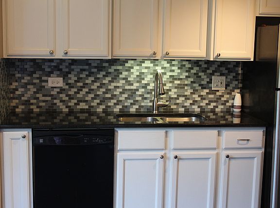 5th image of 410 Spring Ct W
