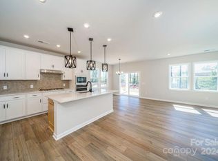 8137 Franklin Trail St, Charlotte, NC 28227