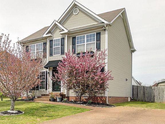 3rd image of 1104 Summerville Cir