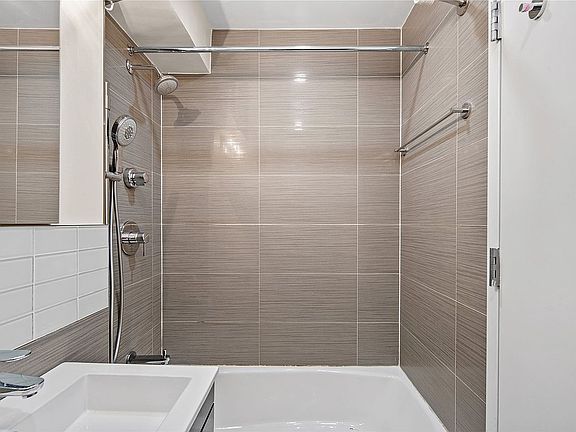 4th image of 142-05 Roosevelt Ave #614