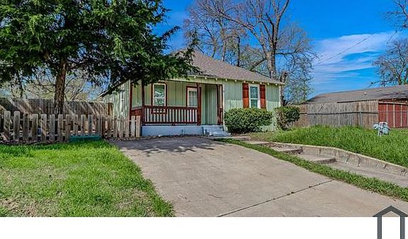 2nd image of 902 Davy Crockett St