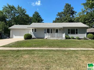 415 5th St SW, Orange City, IA 51041
