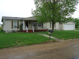 102 Dahlins Dr, Salem, IL 62881