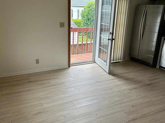 eat in kitchen patio door to small porch