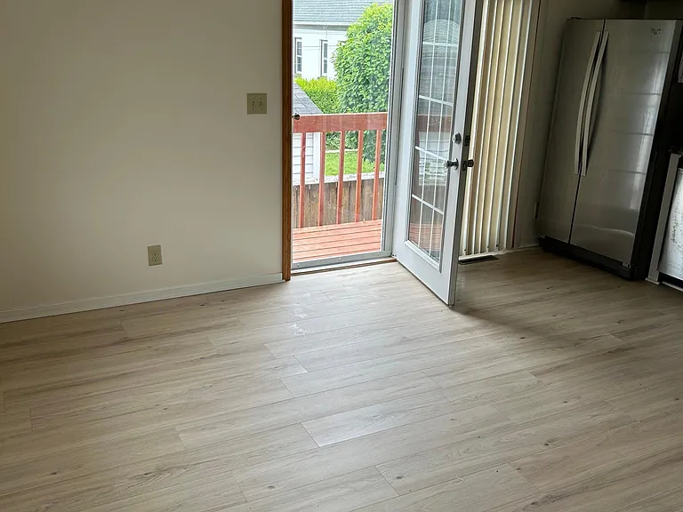 eat in kitchen patio door to small porch