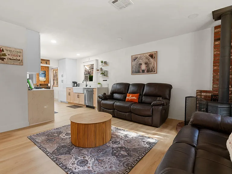 135 E Mojave Blvd — Photo 3