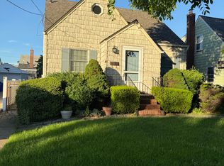 956 Cherry Ln, Floral Park, NY 11001