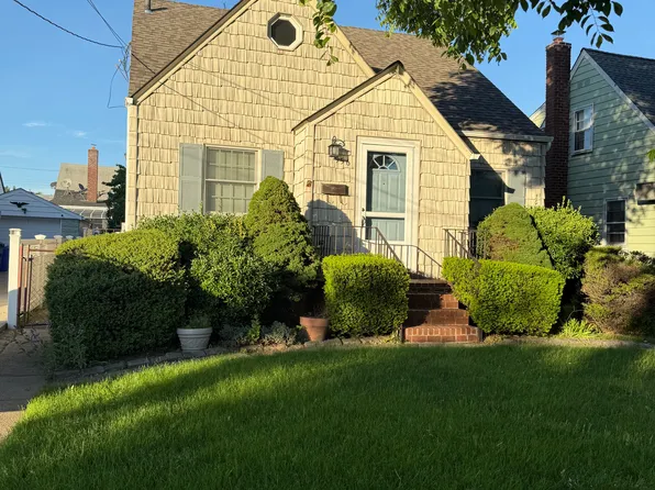 956 Cherry Ln, Floral Park, NY 11001