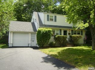 18 Van Dyke Rd, Waldwick, NJ 07463