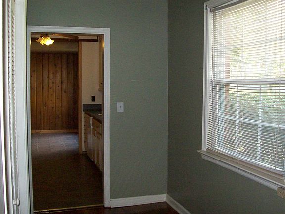 Laundry (rt of entryway)