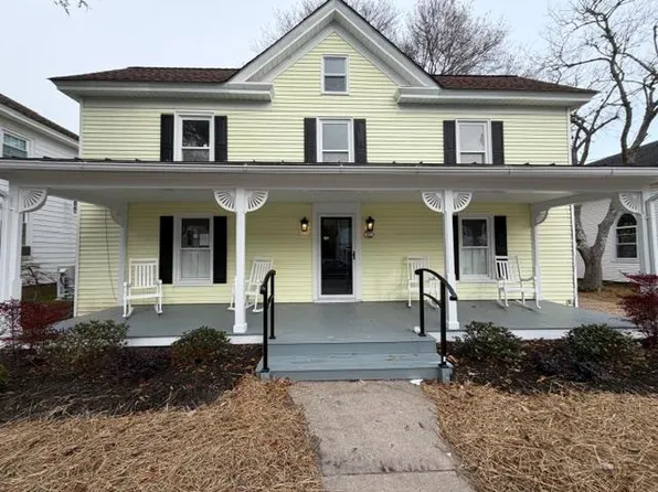 27 Main St, Wachapreague, VA 23480