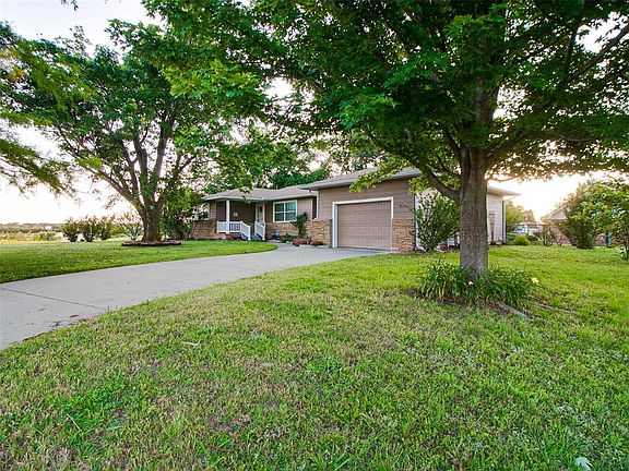 3rd image of 102 Sooner Dr