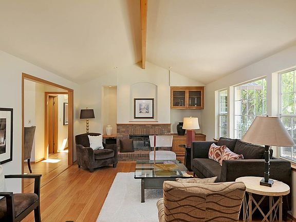 3rd image of 601 Cuesta Dr