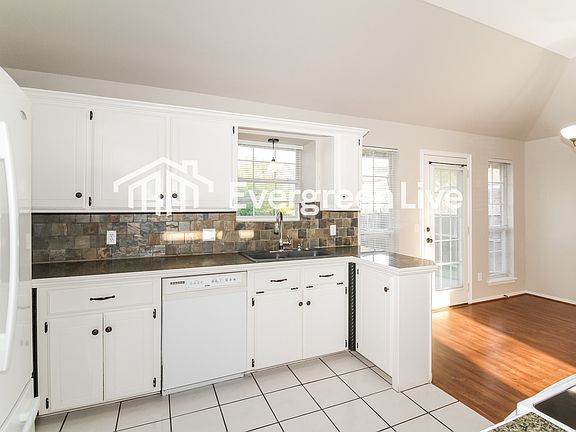 5th image of 2809 Victoria Dr