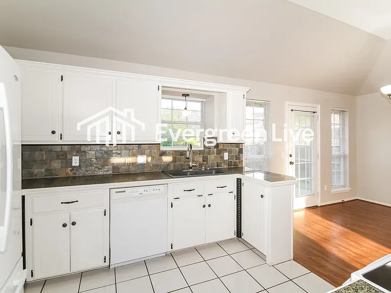 2809 Victoria Dr — Photo 6