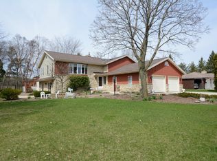 3677 Briarwood Dr, Cedarburg, WI 53012