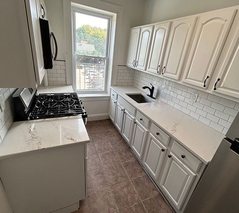 1st image of 300 Elm Pl APT 6B