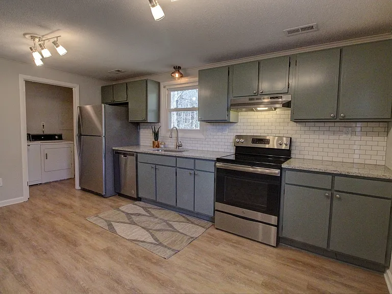 2530 Glenbrook Dr — Photo 2