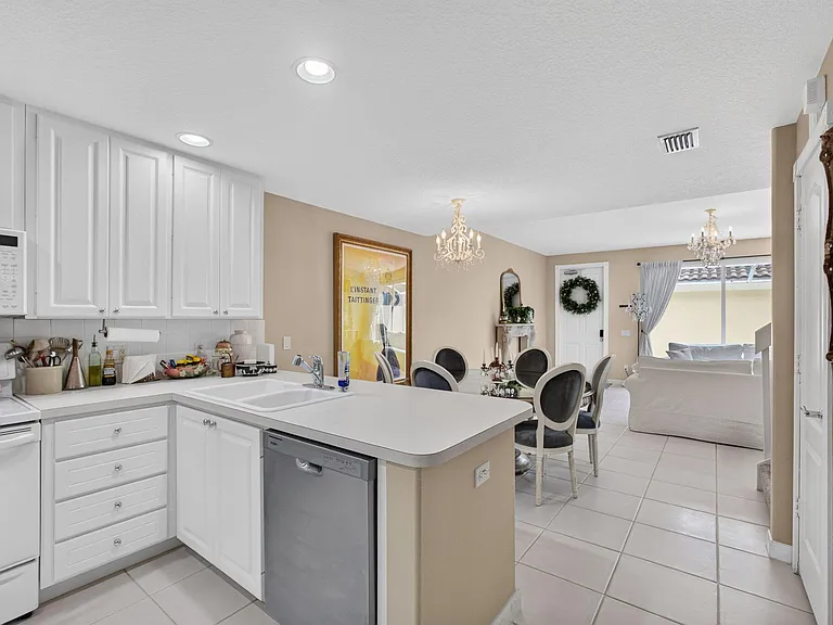 213 Barcelona Dr — Photo 15