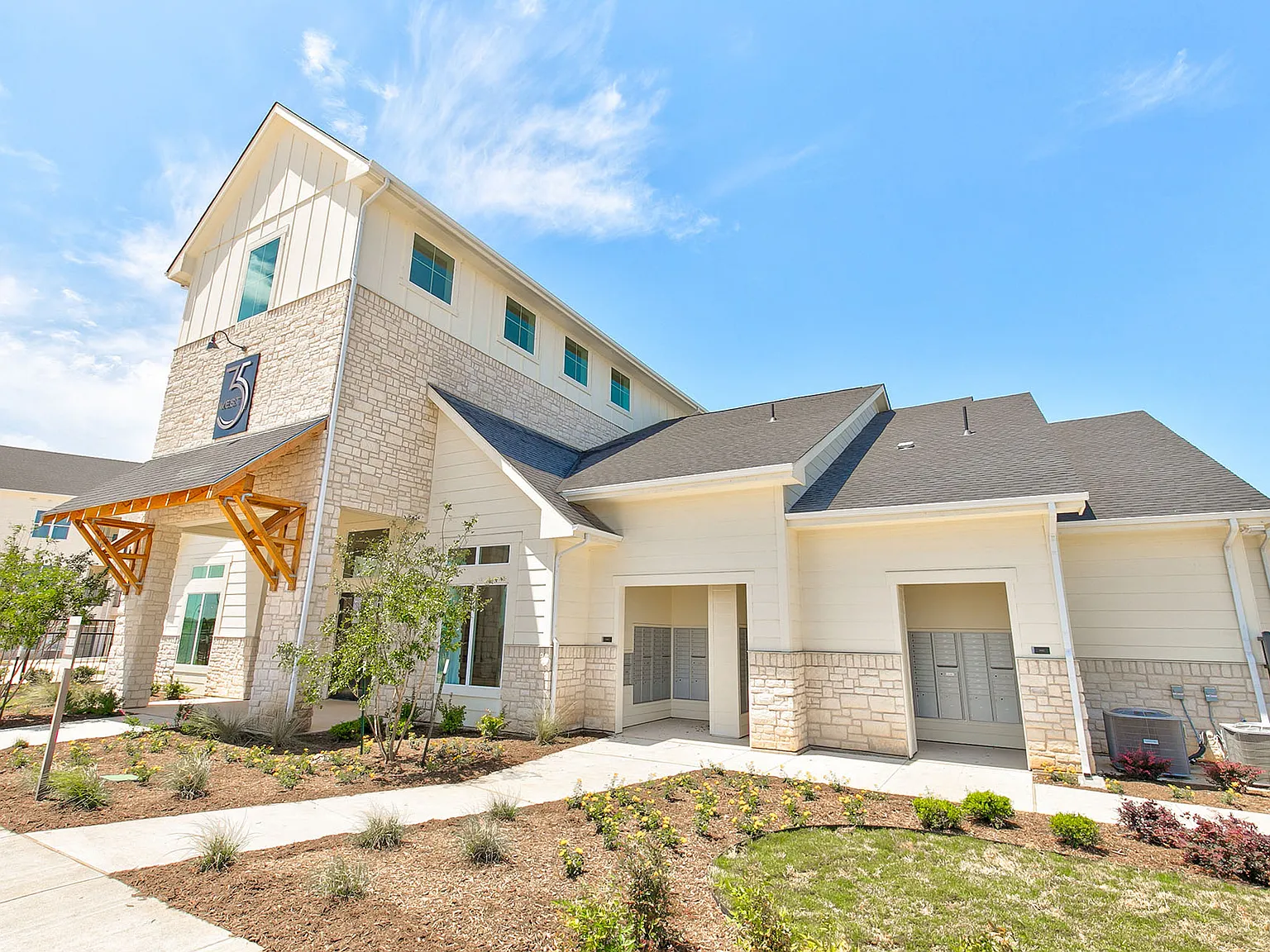 35 West at Champions Circle Apartments — Photo 2