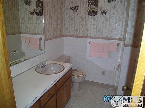 3rd image of 185 E Thistle Pl