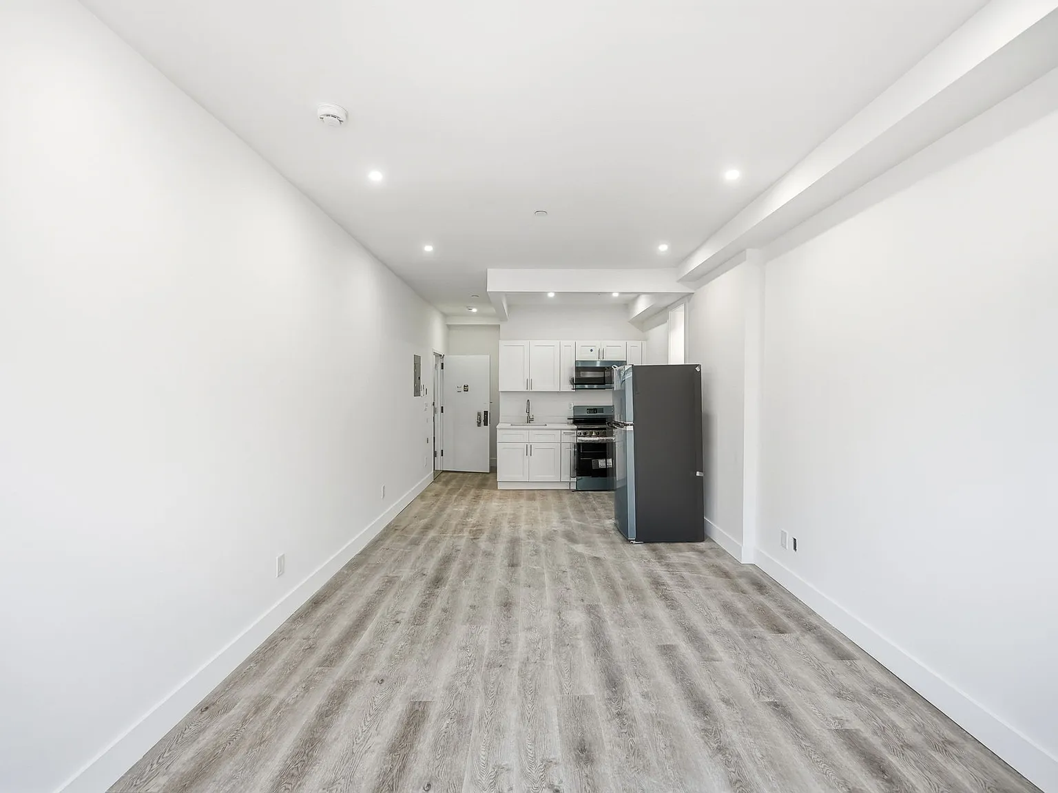 Studio, $2,404 — Photo 1