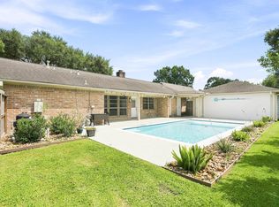 1135 Trowbridge Dr, Houston, TX 77062