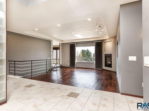 2nd image of 1309 W Mosby Cir