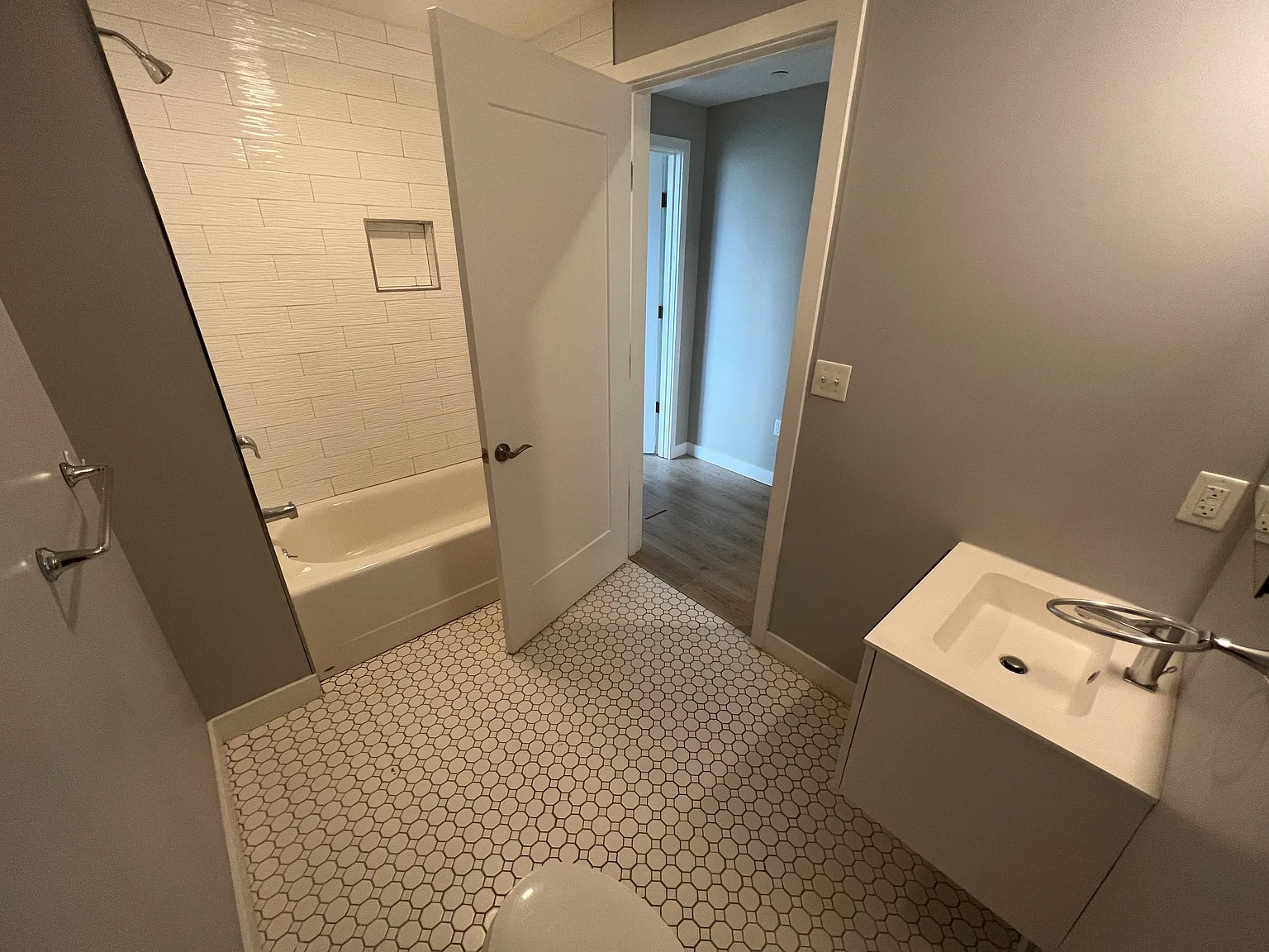 3 bed, 1000 sqft, $4,350 — Photo 4