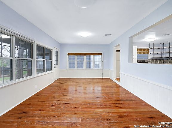 5th image of 208 Lee St