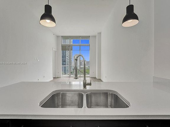 5th image of 500 Brickell Ave APT 1000