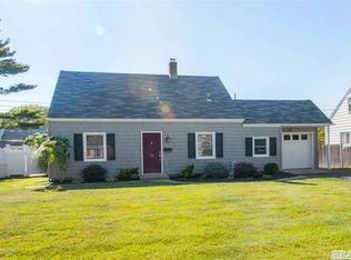 22 Oaktree Ln, Levittown, NY 11756