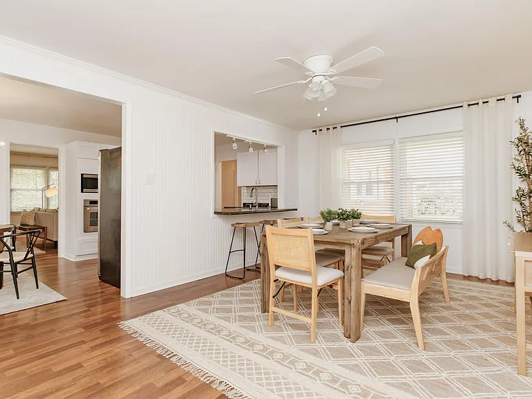 Dining Room w/ 6 seats & 3 barstools