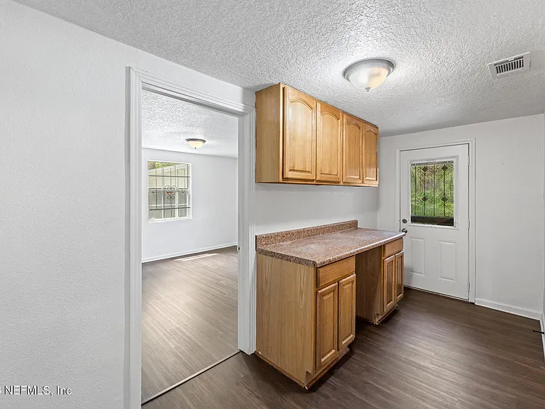 1424 W 9th St — Photo 7