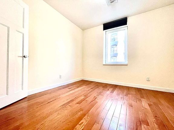 2nd image of 960 Willoughby Ave APT 1E