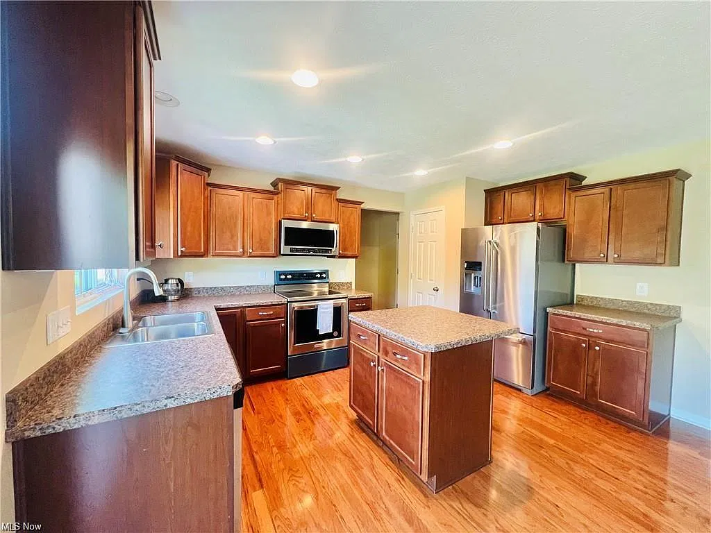 4 bed, 2015 sqft, $3,000 — Photo 4