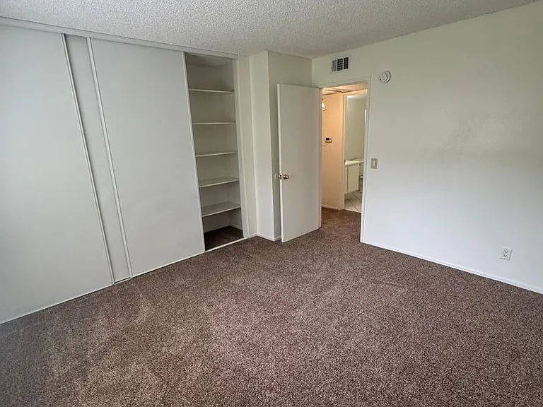 1735 E Washington St #E11 — Photo 11