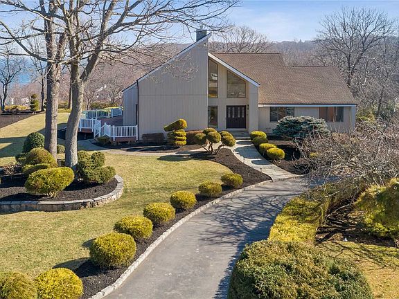 2nd image of 11 Bluffview Ct