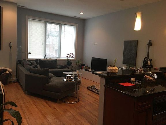 5th image of 2426 W Erie St #1