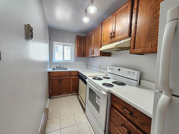 2nd image of 638 Rideau St #A