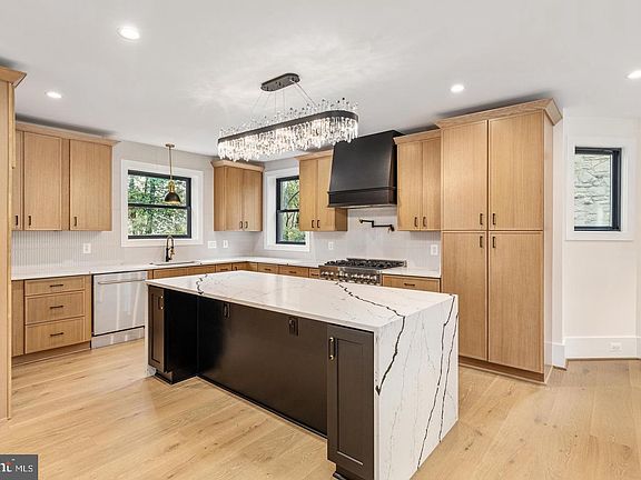 5th image of 1429 Holly St NW