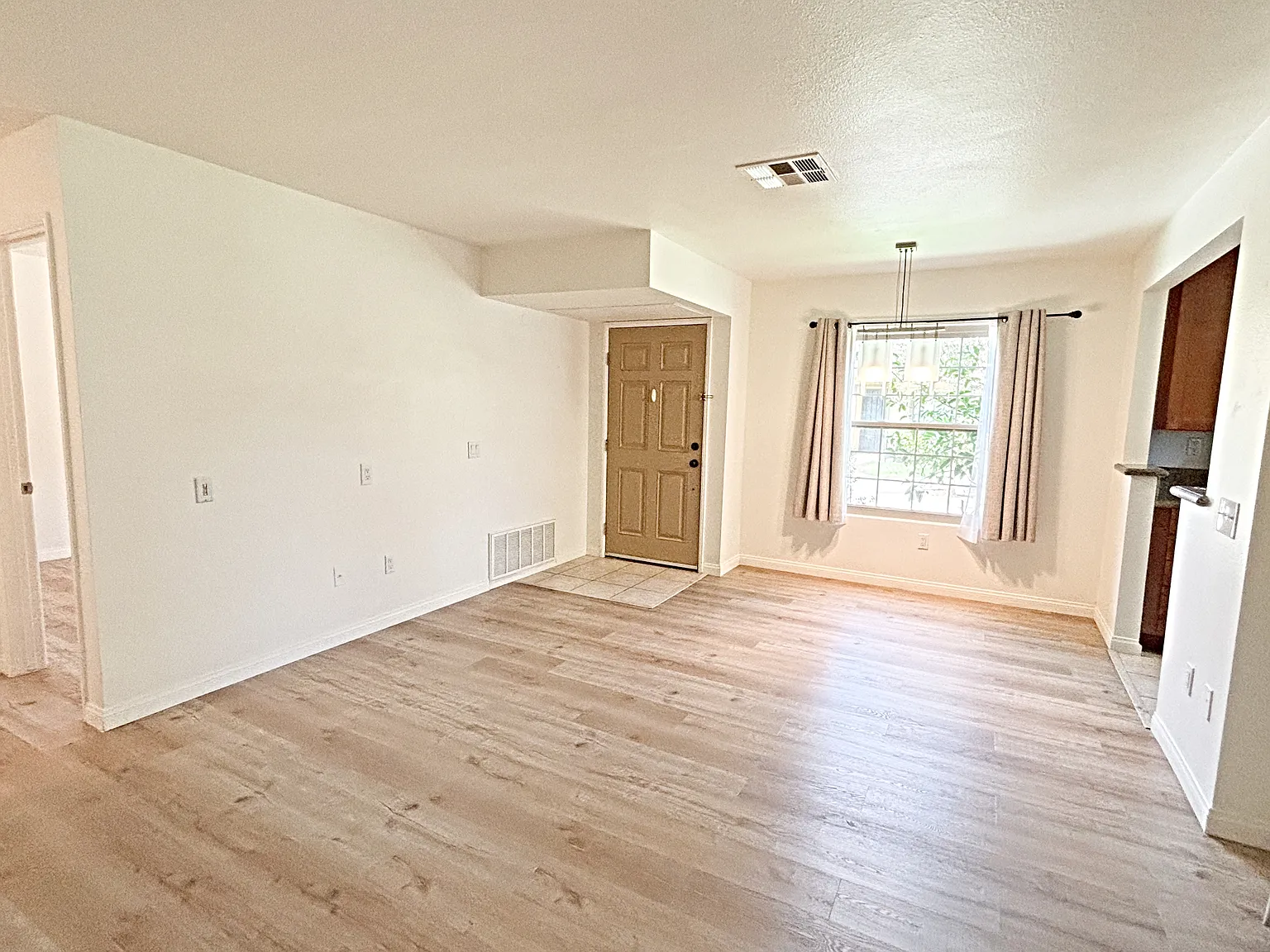 2 bed, 920 sqft, $2,800 — Photo 2