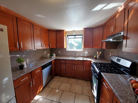 2nd image of 425 Bonita Ave
