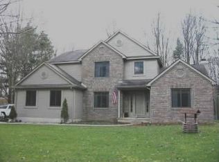 898 E Oakridge Ct, Midland, MI 48640