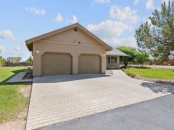 4th image of 1945 NE Gentry Dr