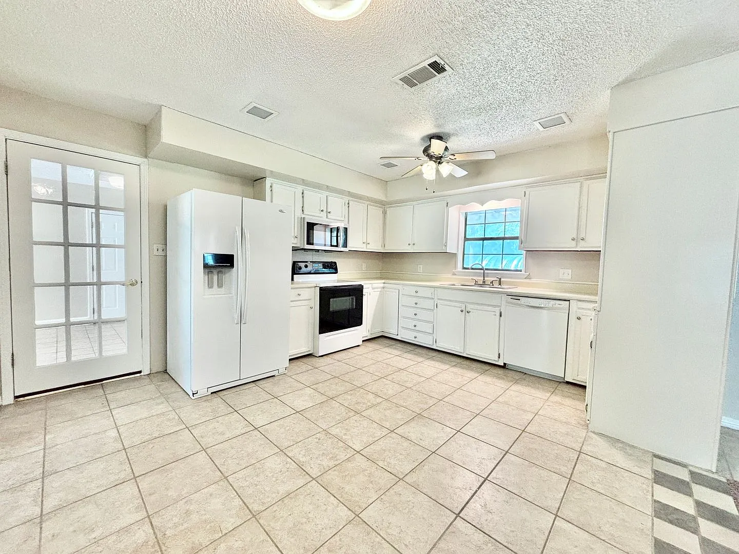 Spacious 3-Bedroom Home — Photo 4