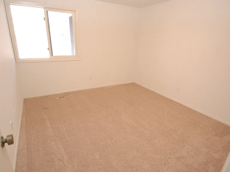 1844 Zanzibar Ln N — Photo 9