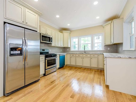 3rd image of 359 E Hudson St