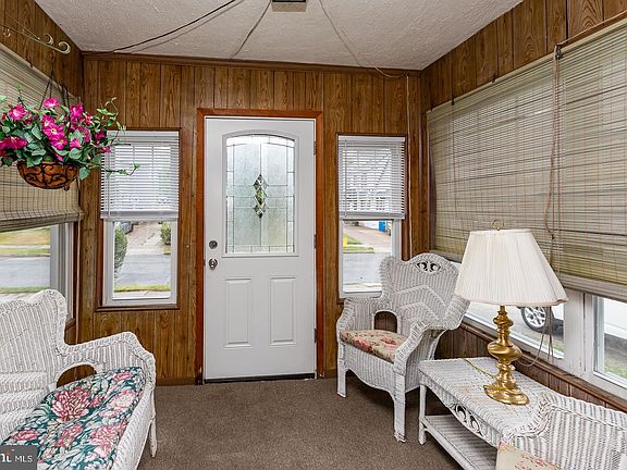 3rd image of 672 Rose St