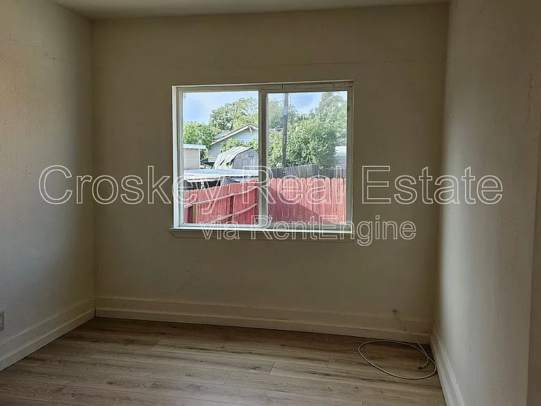 126 W 10th St — Photo 8
